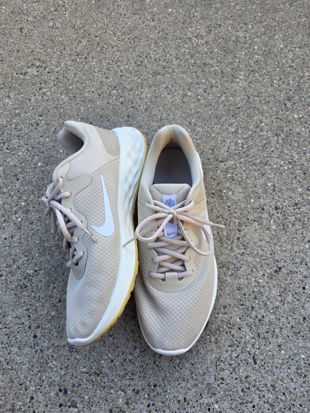 Nike Women's Beige Lightweigt Sneaker  Size 10.5 - Picture 9 of 15